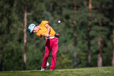 Rasmus Kivila 16. raja avalöök Niitvälja Golfiklubi meistrivõistlustel.