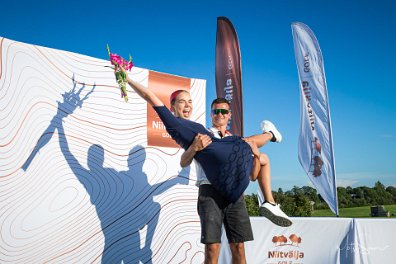 Niitvälja Golfiklubi meistrid Liis Kuuli ja Marten Palm pärast võidutseremooniat.
