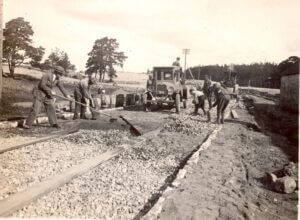 Pärnu maantee ehitamine Järvel 1933, paremal Risti Kõrts